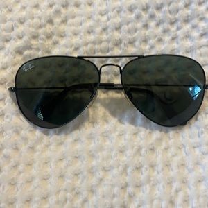 Black ray-ban sunglasses